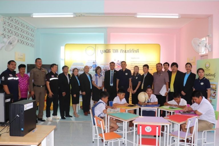 กรรมการ กต.ตร.สภ.น้ำเป็น พร้อมข้าราชการตำรวจ สภ.น้ำเป็น ได้เข้าร่วมพิธีมอบห้องเพื่อการเรียนรู้และอุปกรณ์กีฬา