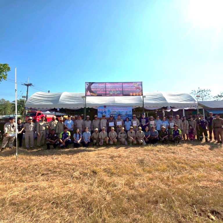 พ.ต.ท.ฉลอง ครองเมืองแสน สว.สภ.กรรมการ กต.ตร.สภ.น้ำเป็น พร้อมข้าราชการตำรวจ สภ.น้ำเป็นร่วมพิธีเปิดศูนย์ปฏิบัติการป้องกันและลดอุบัติเหตุทางถนนช่วงเทศกาลปีใหม่ พ.ศ. 2569