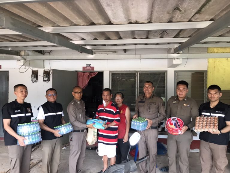 พ.ต.ท.ฉลอง ครองเมืองแสน สว.สภ.น้ำเป็น พร้อมชุดตำรวจชุมชนสัมพันธ์ ตรวจเยี่ยมให้กำลังใจและมอบเครื่องอุปโภคบริโภค แก่ข้าราชการตำรวจที่เจ็บป่วย